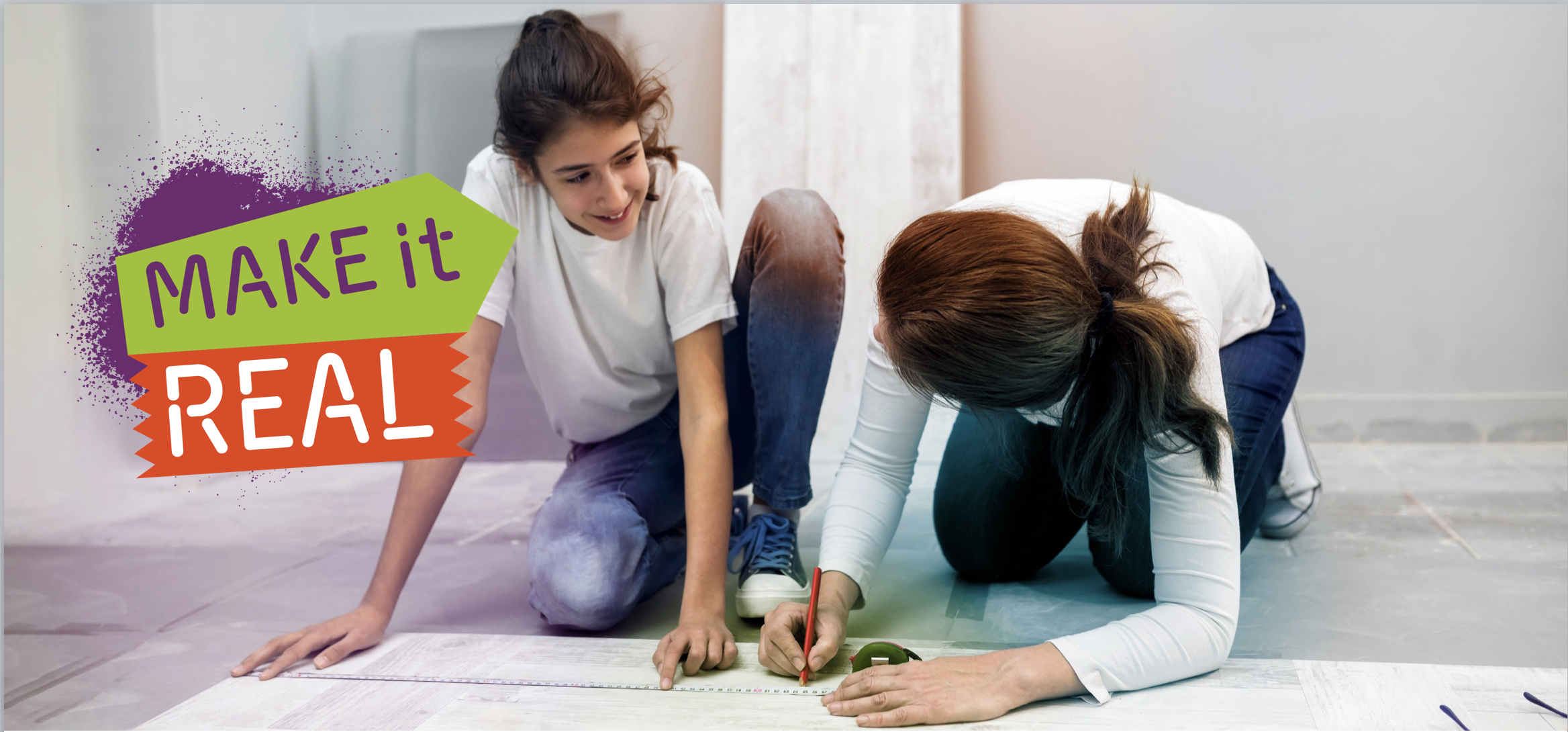 Keyvisual MAKE it REAL, ei Mädchen auf dem Boden kniend, gemeinsam mit einer jungen Frau. Sie zeigen auf einen auf dem Boden liegenden Plan und zeichnen dort etwas einl